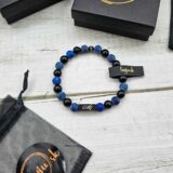 Náramok BLOCK z minerálov obsidian a lapis lazuli s čiernym komponentom z chirurgickej ocele s a gravírovaným textom Ocko.