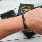 Náramok BLOCK z minerálov obsidian a lapis lazuli s čiernym komponentom z chirurgickej ocele s a gravírovaným textom Ocko.