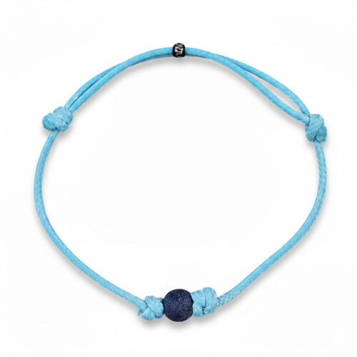Jednoduchý šnúrkový náramok s jednou korálkou lapis lazuli.