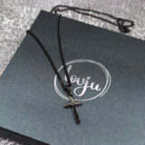 Čierny retiazkový náhrdelník CROSS s krížikom s chirurgickej ocele s gravírovaním textu.