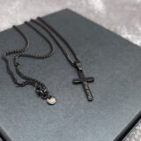 Čierny retiazkový náhrdelník CROSS s krížikom s chirurgickej ocele.
