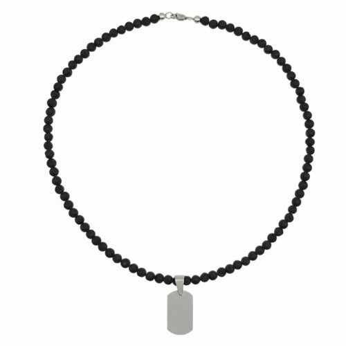 Ručne vyskladaný náhrdelník APEX z korálok minerálu láva čierna. Dominuje mu jednoduchý prívesok v tvare vojenskej známky / dog tag z kvalitnej nehrdzavejúcej ocele dostupný v zlatej, striebornej alebo čiernej farbe.