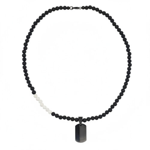 Ručne vyskladaný náhrdelník APEX z korálok minerálu láva čierna a láva biela. Dominuje mu jednoduchý prívesok v tvare vojenskej známky / dog tag z kvalitnej nehrdzavejúcej ocele dostupný v zlatej, striebornej alebo čiernej farbe.